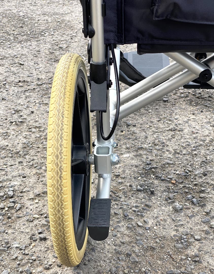ケアテックジャパン ノーパンクタイヤ 軽量 介助型車いす ウイングスイングアウト