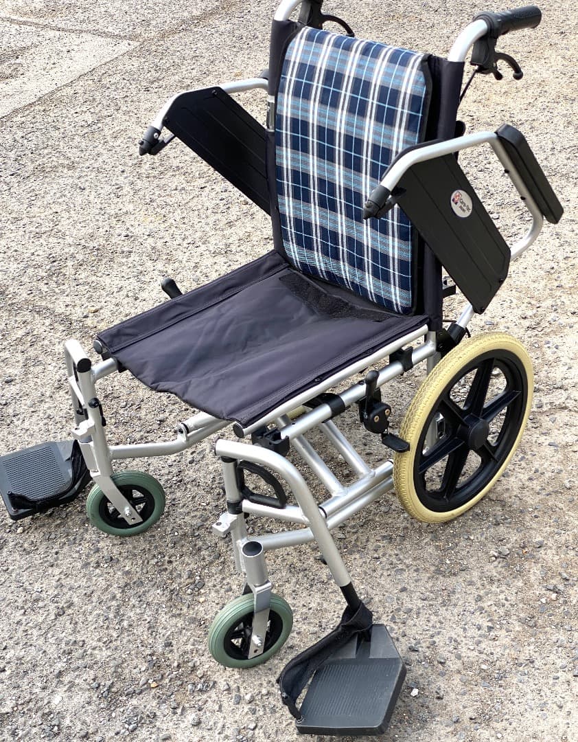 ケアテックジャパン ノーパンクタイヤ 軽量 介助型車いす ウイングスイングアウト