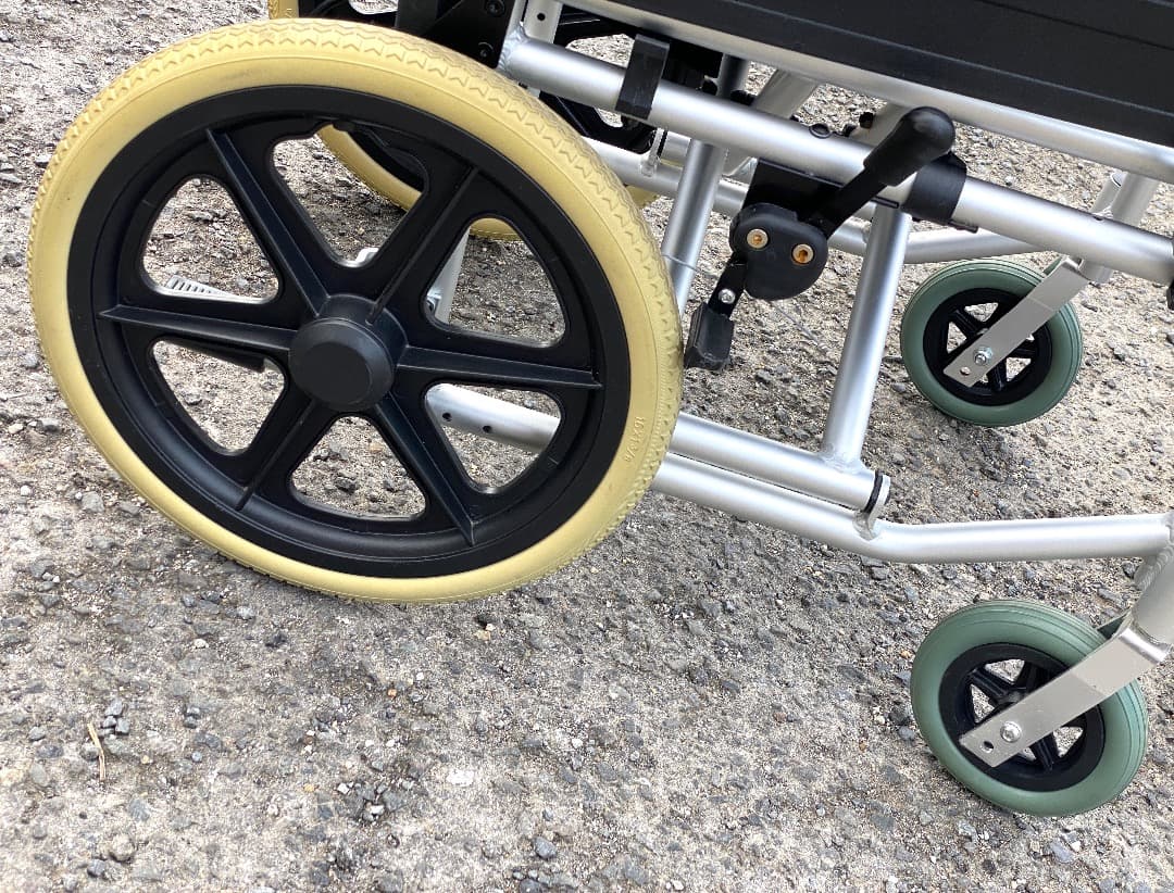 ケアテックジャパン ノーパンクタイヤ 軽量 介助型車いす ウイングスイングアウト