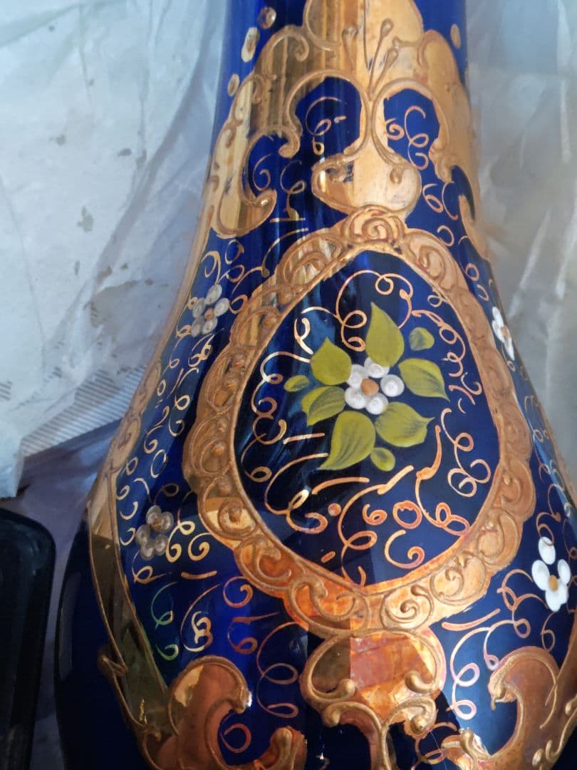 青いガラス花瓶 金色装飾