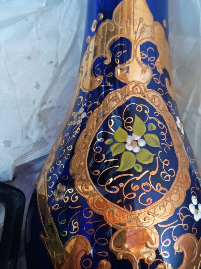 青いガラス花瓶 金色装飾