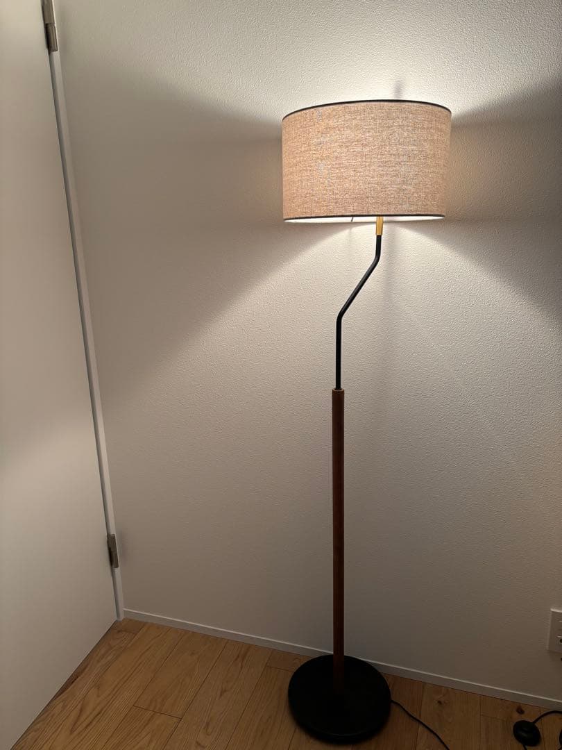 【C。】フロアスタンド 木製 ベージュシェード