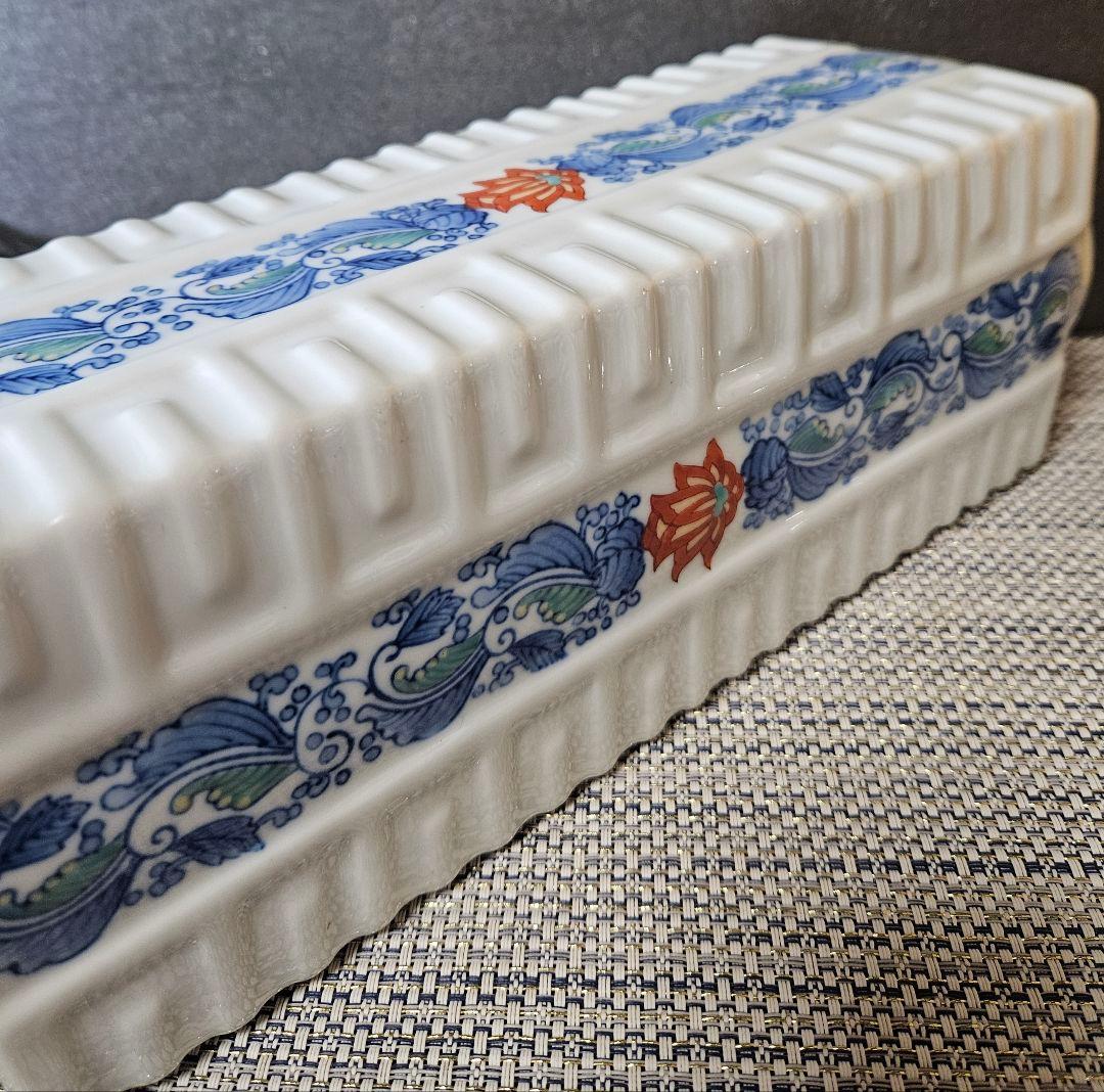 現代作家作品　鍋島系　染錦　陽刻　浮彫　花唐草文様　四方　花入れ　花瓶　オブジェ