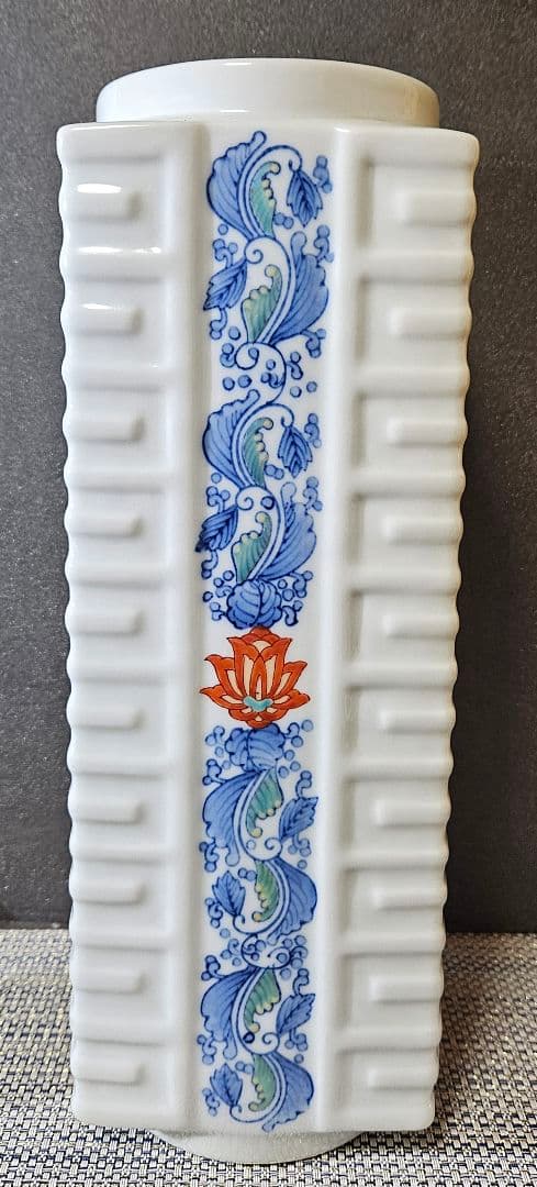 現代作家作品　鍋島系　染錦　陽刻　浮彫　花唐草文様　四方　花入れ　花瓶　オブジェ