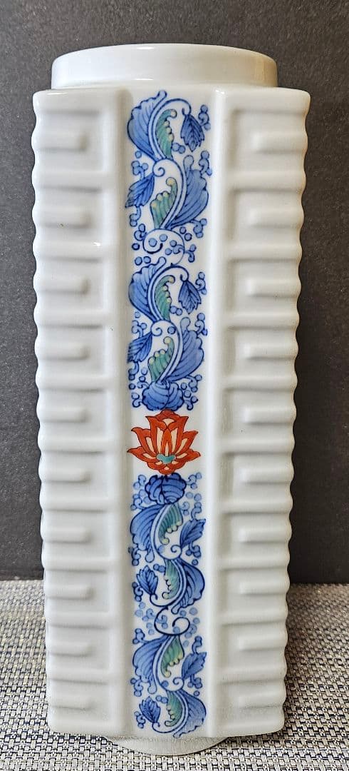 現代作家作品　鍋島系　染錦　陽刻　浮彫　花唐草文様　四方　花入れ　花瓶　オブジェ