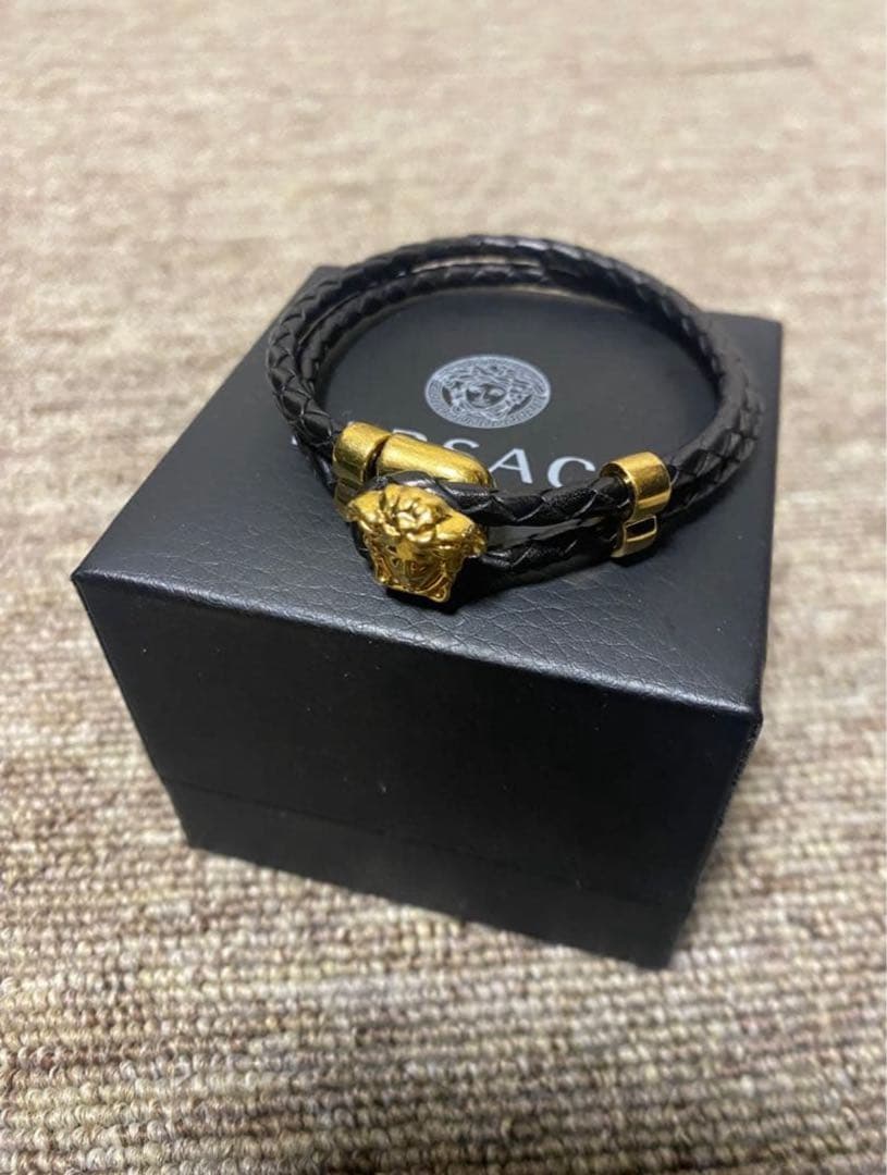 VERSACE ライオンヘッドブレスレット 黒/金