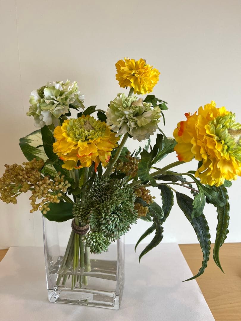 【エミリオロバ・ 春らしいラナンキュラスとグリーン… ガラス花瓶付き】