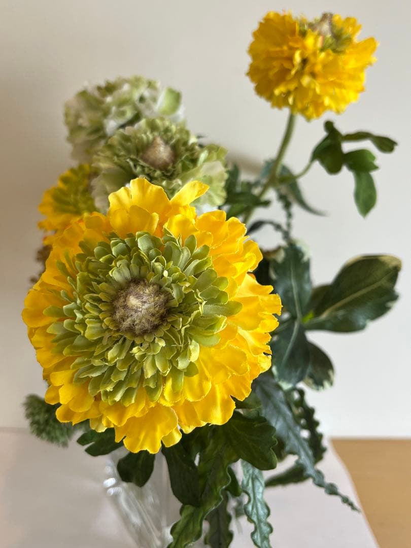 【エミリオロバ・ 春らしいラナンキュラスとグリーン… ガラス花瓶付き】