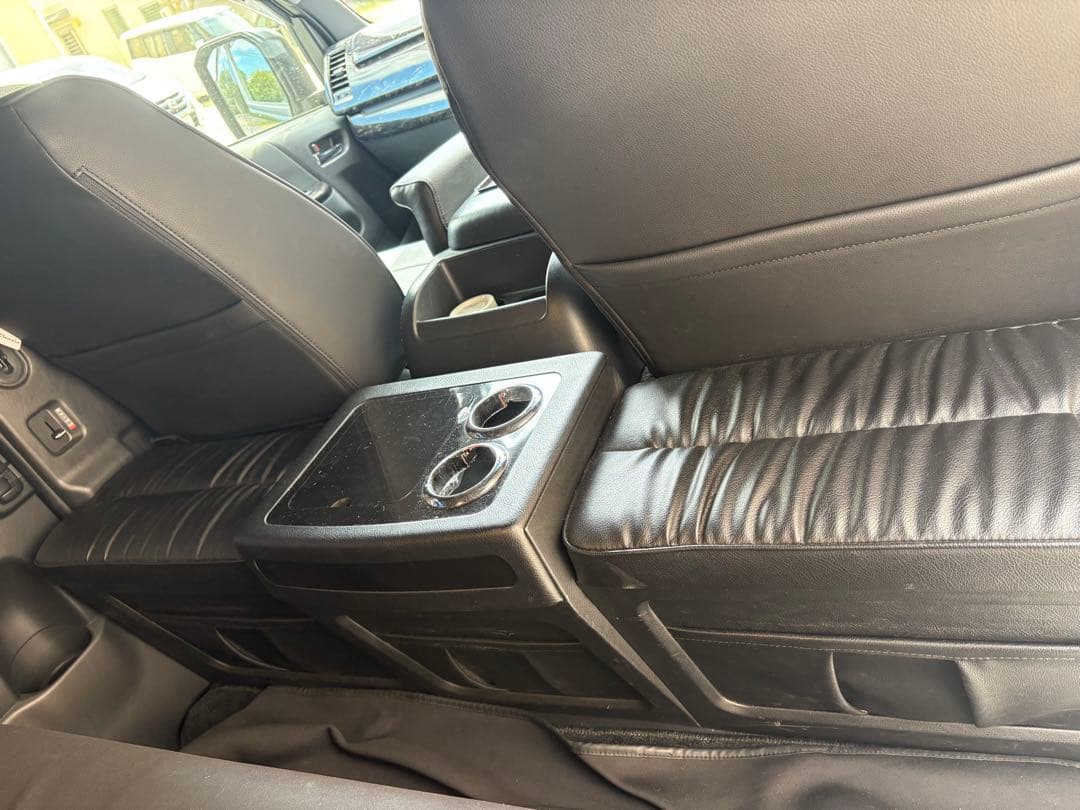 ハイエース200系標準ボディ　セカンドテーブル、オットマン、カップホルダー付き