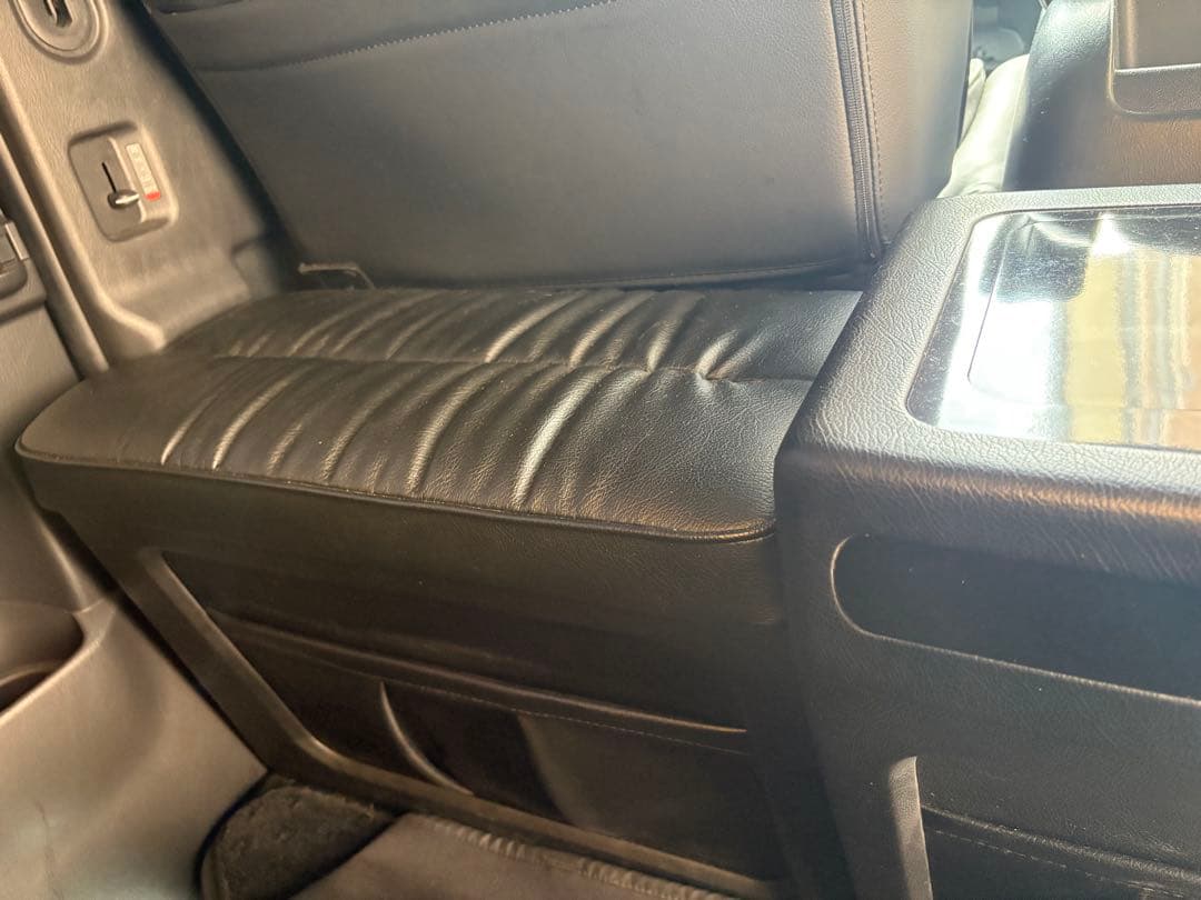 ハイエース200系標準ボディ　セカンドテーブル、オットマン、カップホルダー付き