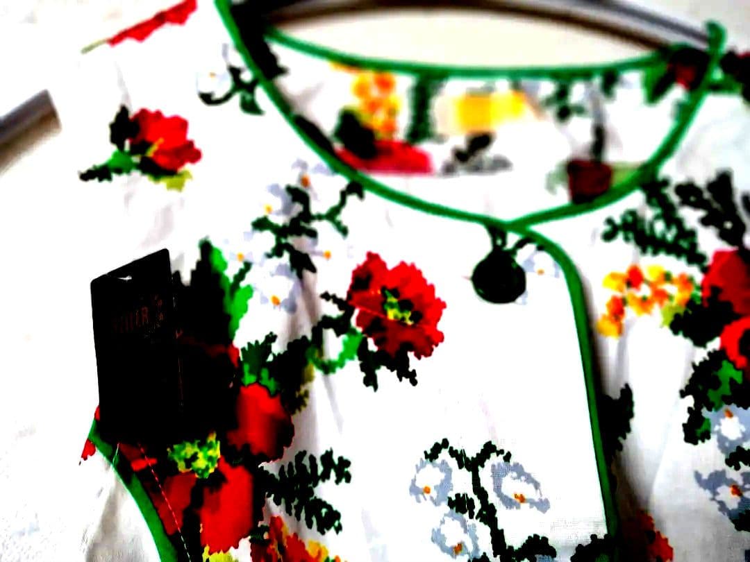 セール！　Feller 花柄 エプロン　ホワイト/レッド/グリーン