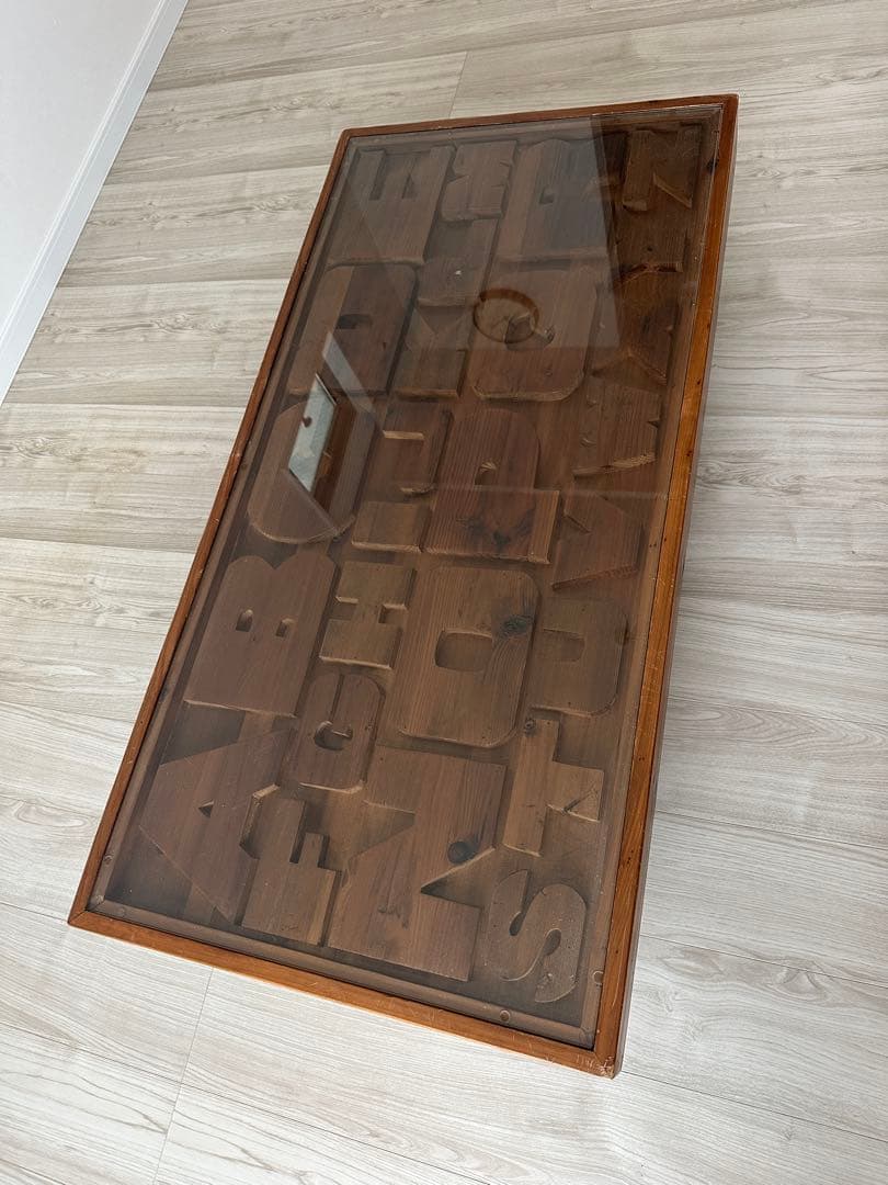 クラッシュゲートのABCテーブル アルファベットデザインのセンターテーブル