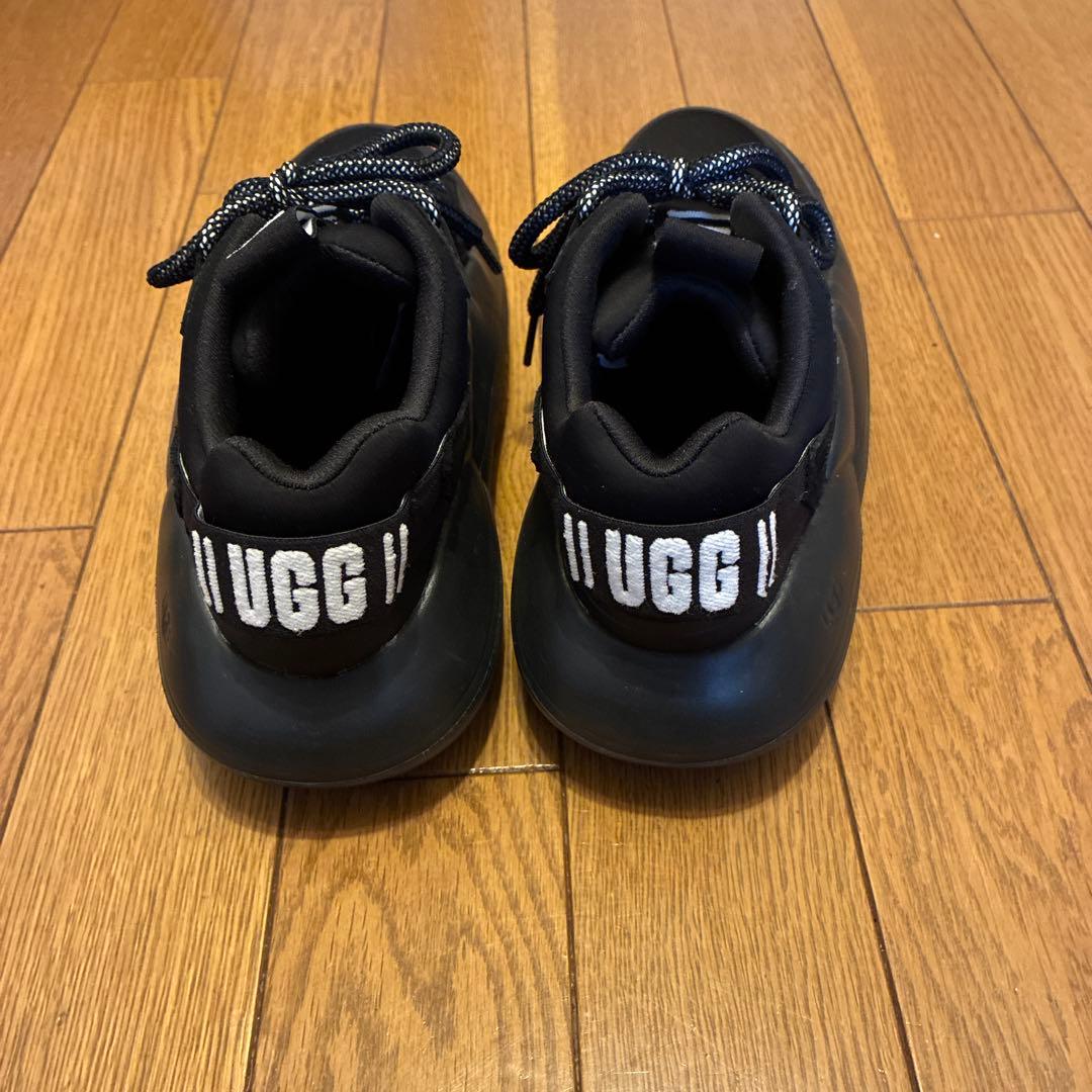 UGG厚底スニーカー