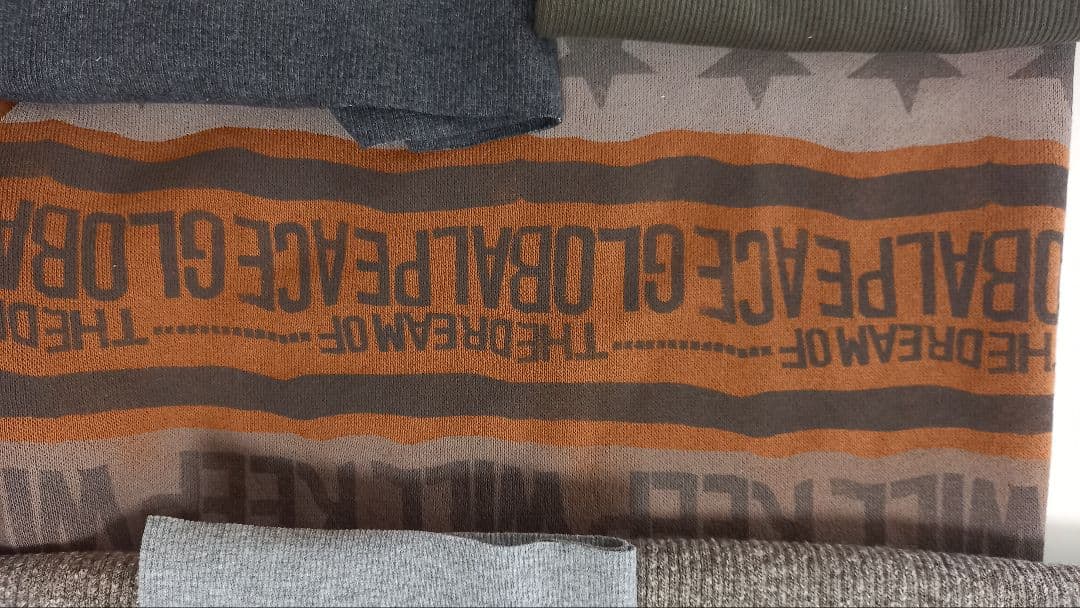 英字柄のニット生地