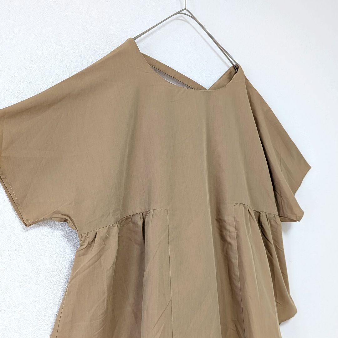 大きいサイズ5L　新品バックデザイン変形ブラウス　ベージュ