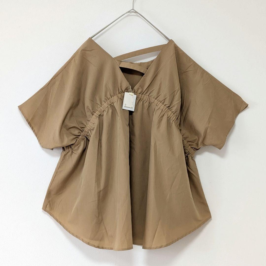 大きいサイズ5L　新品バックデザイン変形ブラウス　ベージュ
