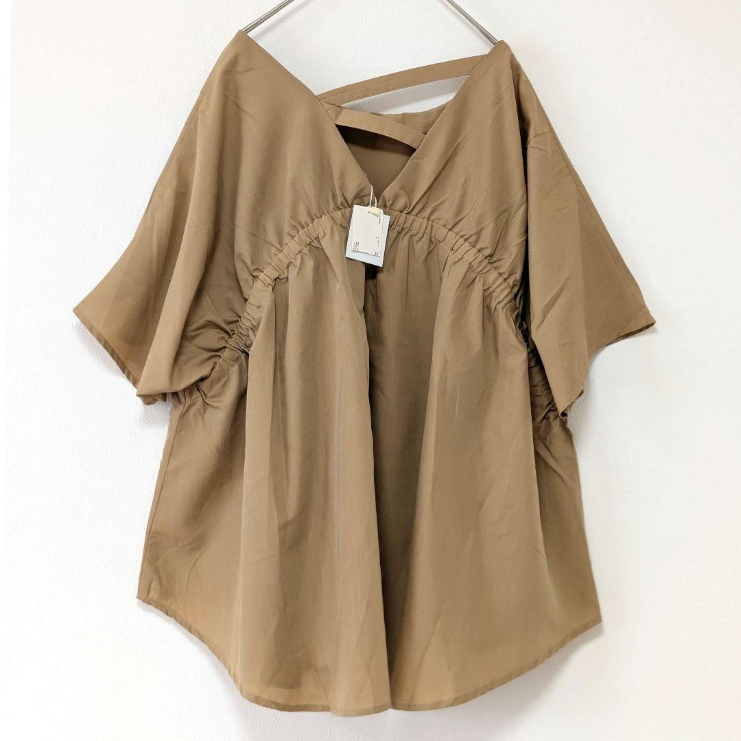大きいサイズ5L　新品バックデザイン変形ブラウス　ベージュ