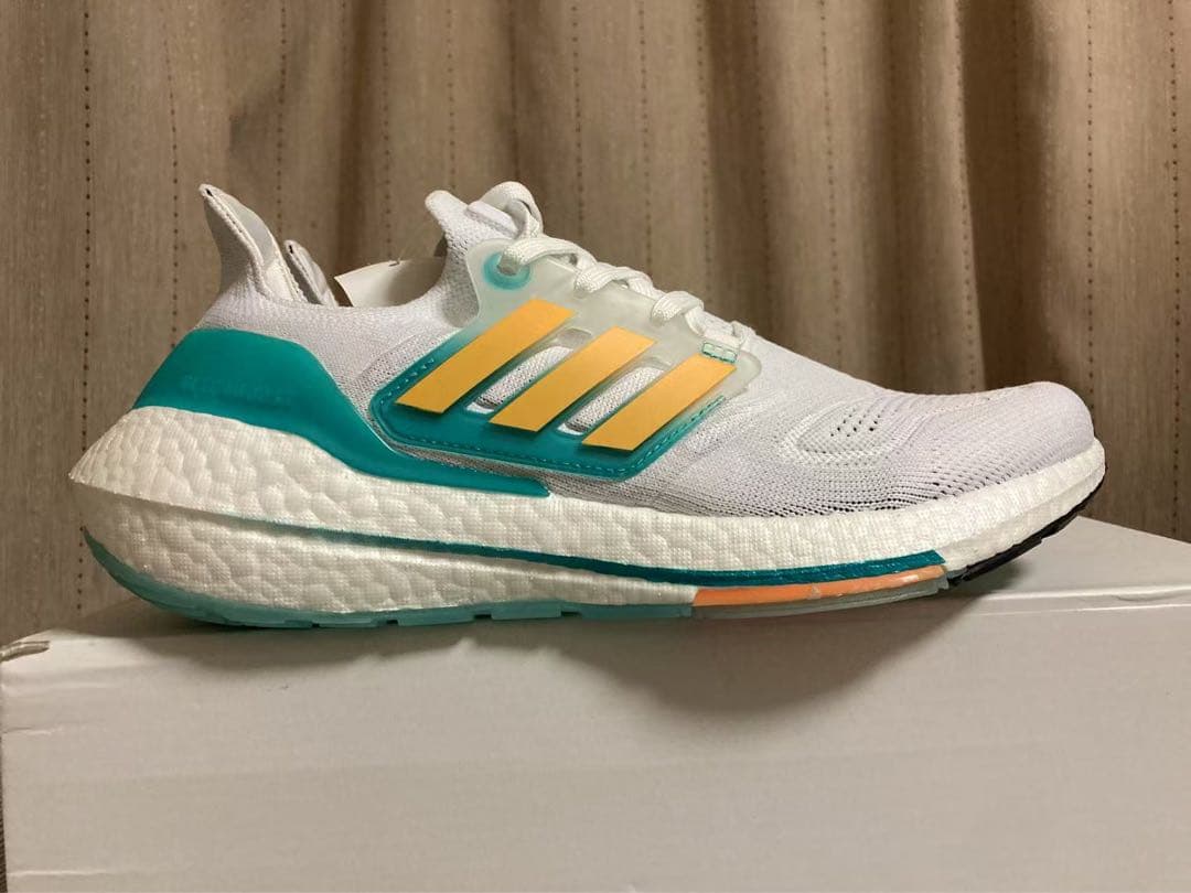 M*p様 adidas Boost ランニングシューズ ホワイト/ターコイズ/イ