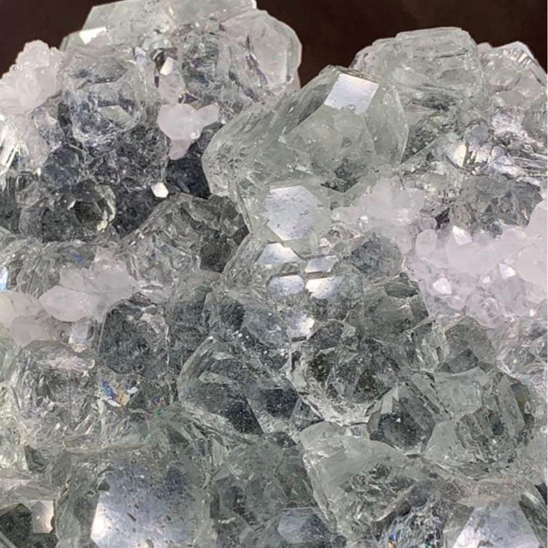 雪をかぶったような淡いグリーンフローライト原石クラスター