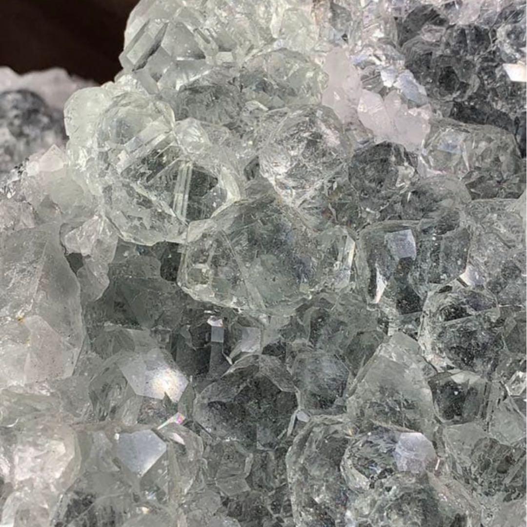 雪をかぶったような淡いグリーンフローライト原石クラスター