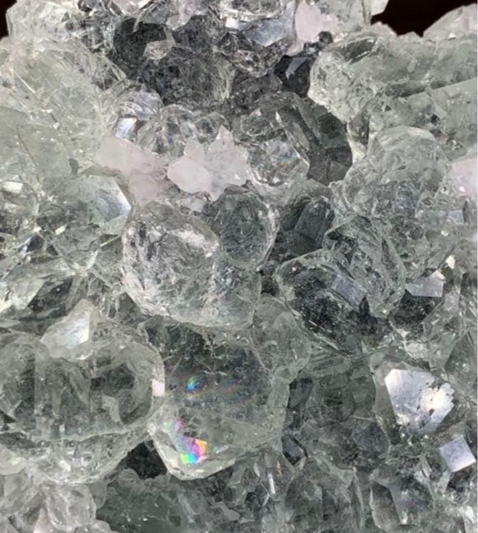 雪をかぶったような淡いグリーンフローライト原石クラスター