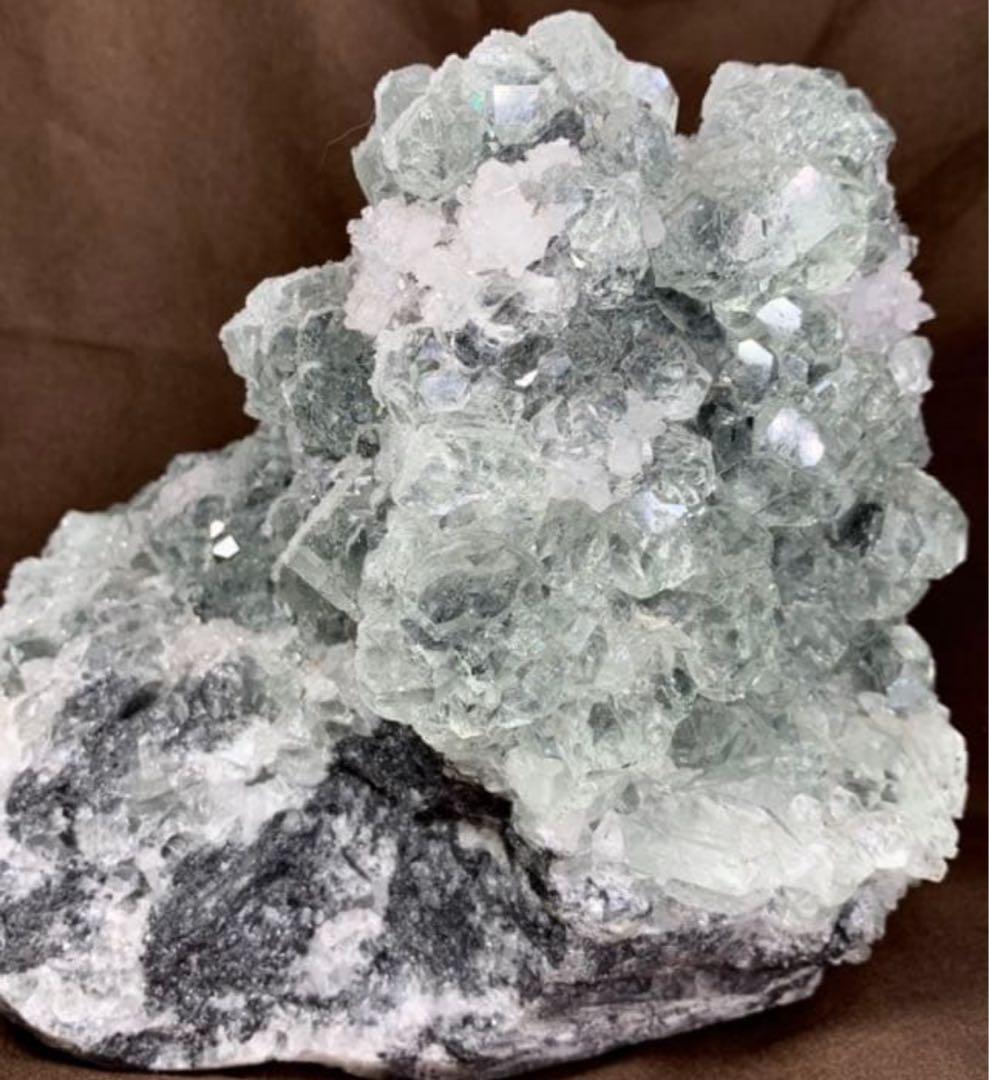 雪をかぶったような淡いグリーンフローライト原石クラスター