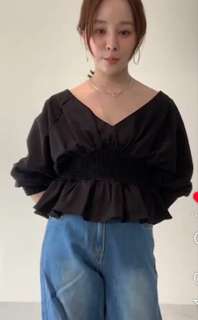 Unliens 13900円 黒　v-neck design blouse