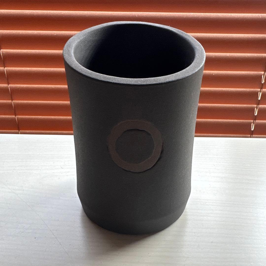 黒い傾斜のある植木鉢