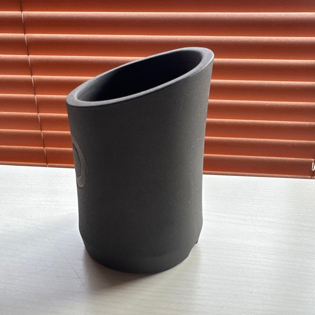 黒い傾斜のある植木鉢