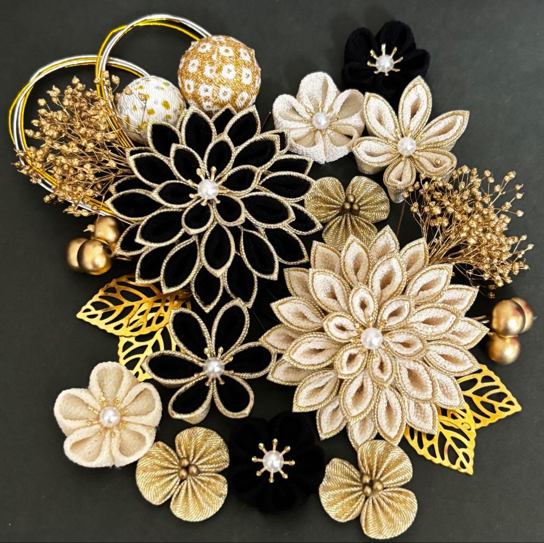 つまみ細工　黒　アイボリー　ゴールド