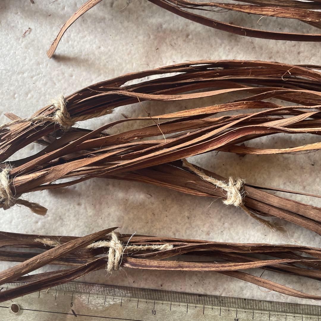 山葡萄　皮　約240本　幅6mm 長さ5cm以下