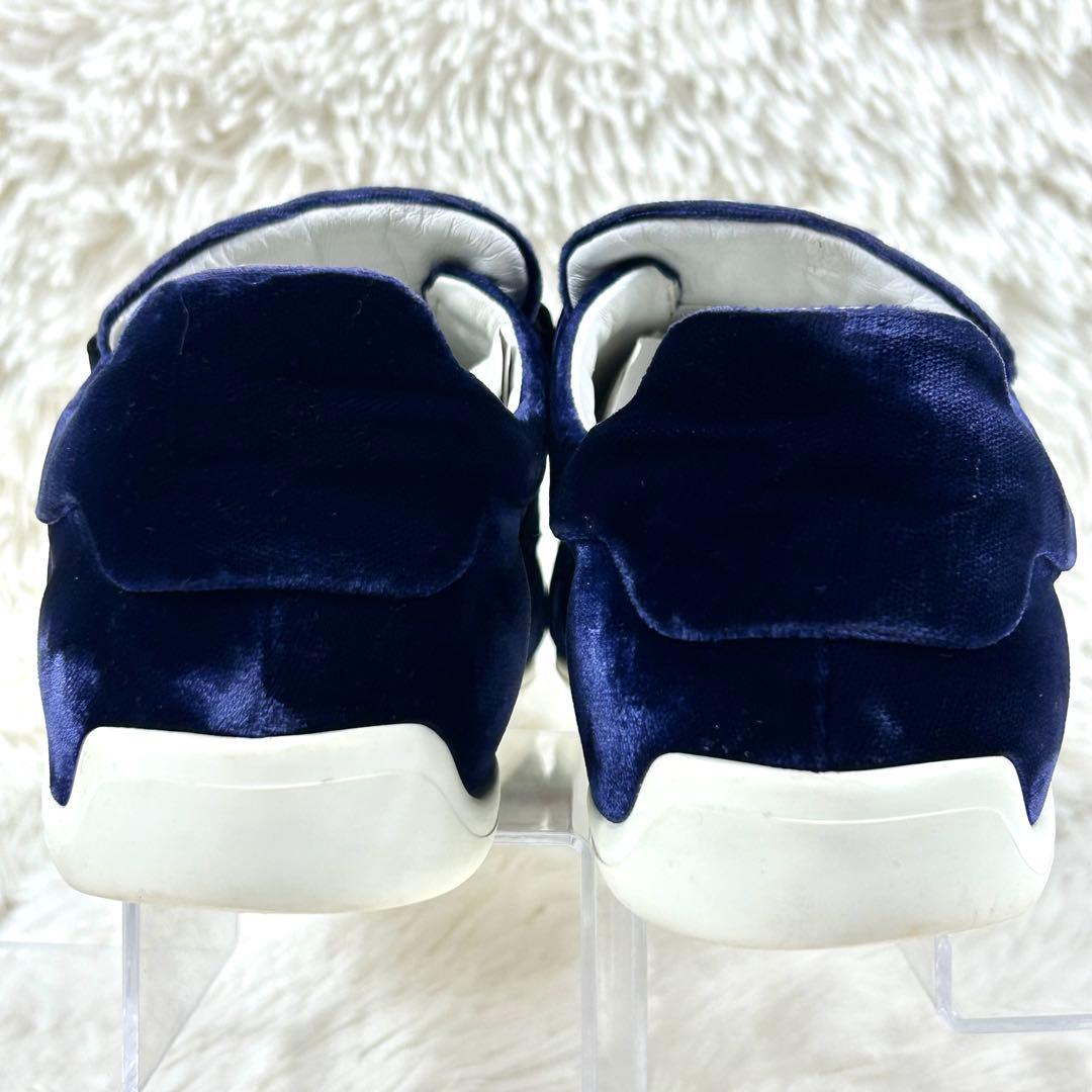Blue rose ロジェヴィヴィエ パール ベルベット スニーカー 紺