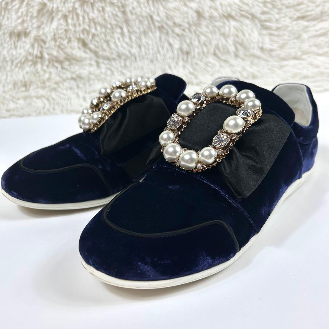 Blue rose ロジェヴィヴィエ パール ベルベット スニーカー 紺