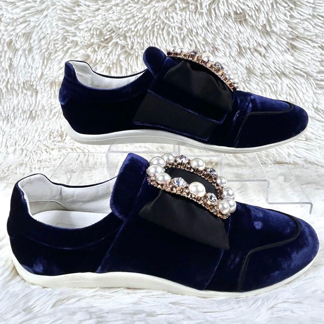 Blue rose ロジェヴィヴィエ パール ベルベット スニーカー 紺
