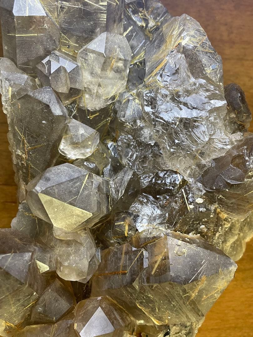 ブラジル産 ルチル入りスモーキークォーツ・クラスター（母岩付き）