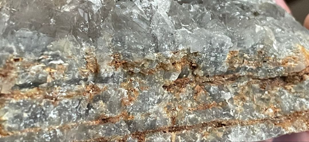 ブラジル産 ルチル入りスモーキークォーツ・クラスター（母岩付き）