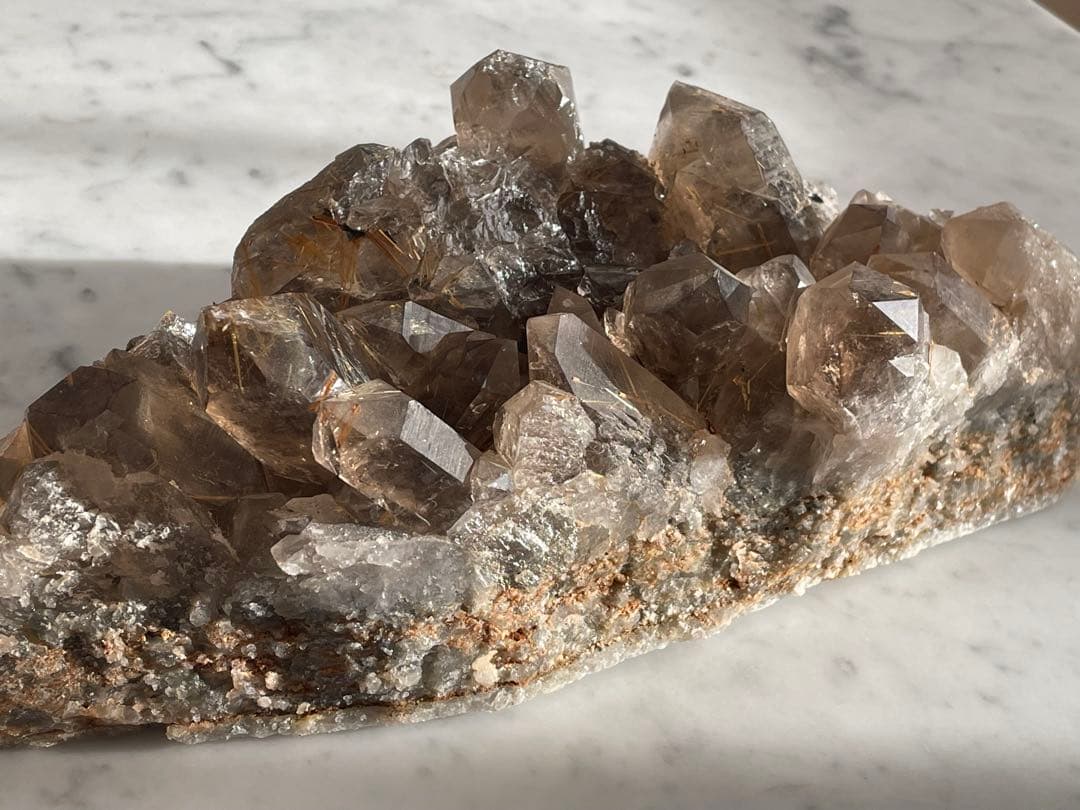 ブラジル産 ルチル入りスモーキークォーツ・クラスター（母岩付き）