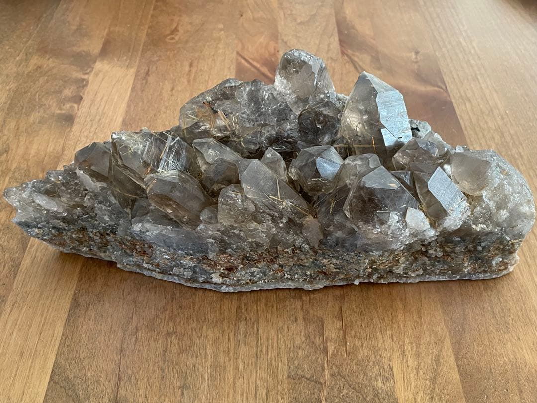 ブラジル産 ルチル入りスモーキークォーツ・クラスター（母岩付き）