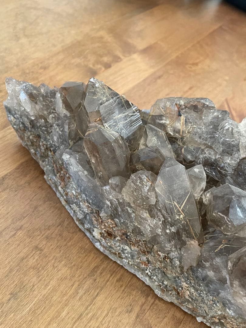 ブラジル産 ルチル入りスモーキークォーツ・クラスター（母岩付き）