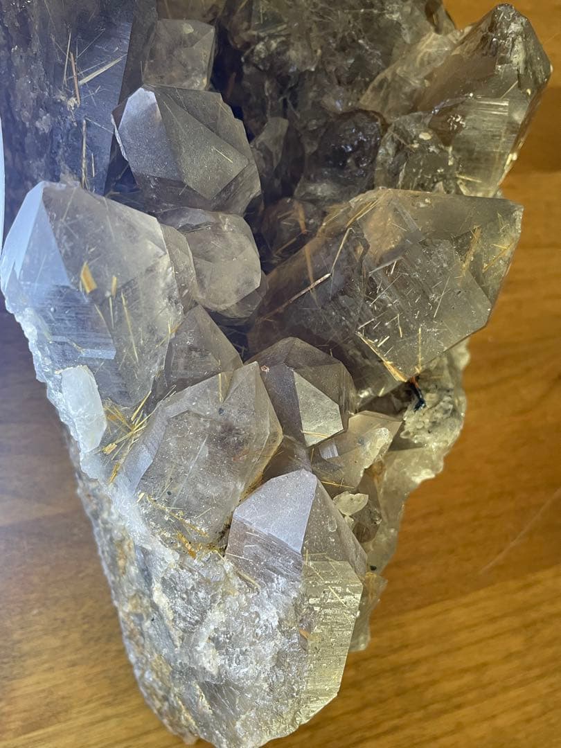 ブラジル産 ルチル入りスモーキークォーツ・クラスター（母岩付き）