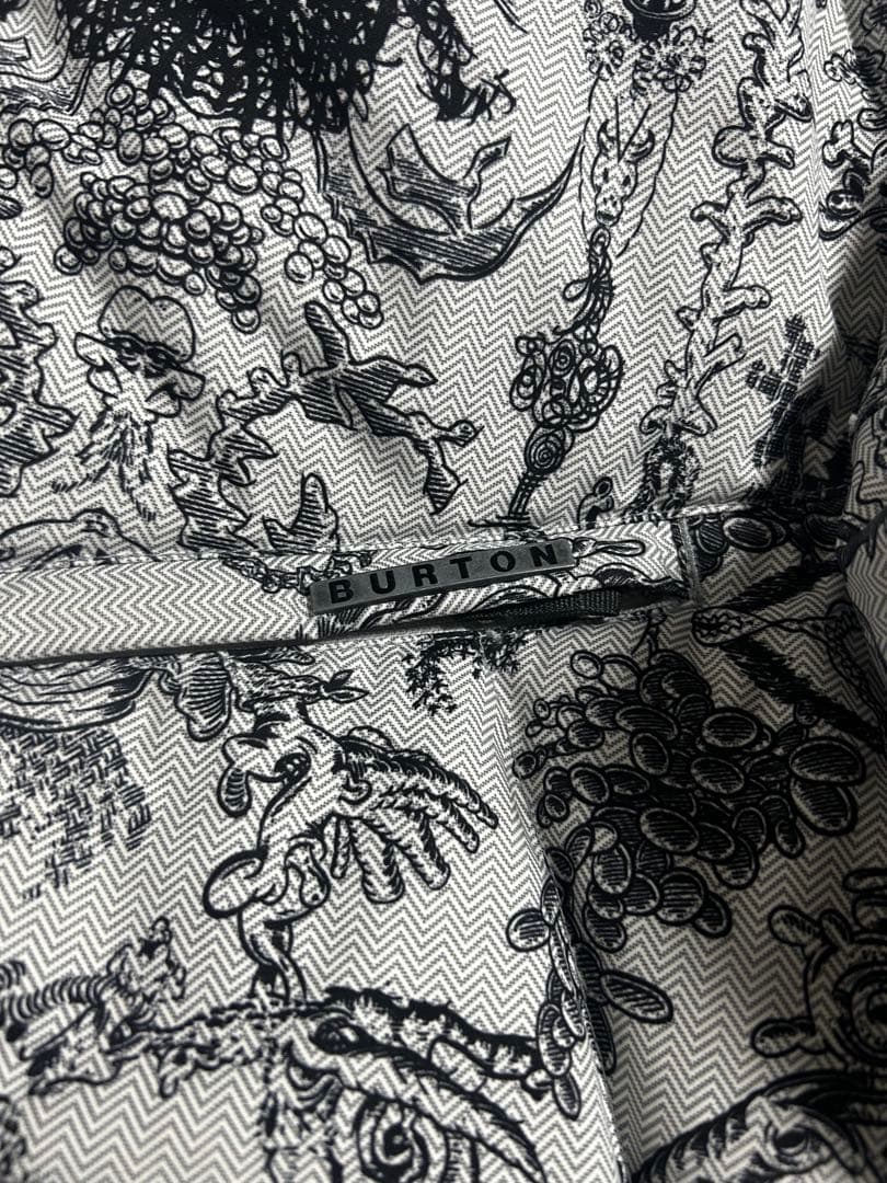 【美品】BURTON スノーボードウェア ダウンジャケット 総柄 y2k