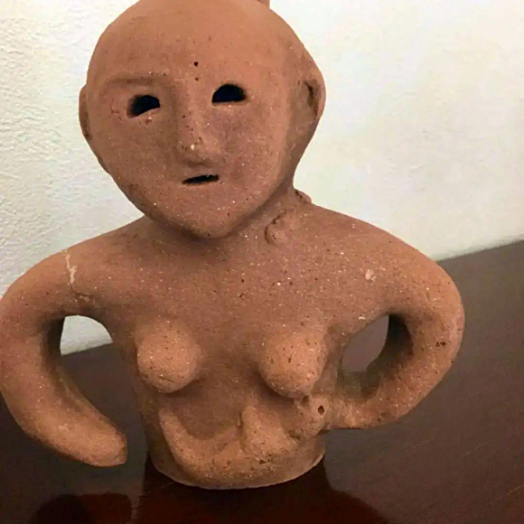 赤子に母乳を与える母親の埴輪（60年ほど前購入の希少性高いヴィンテージアート品）