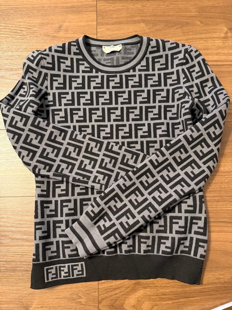 Fendiニットセーター