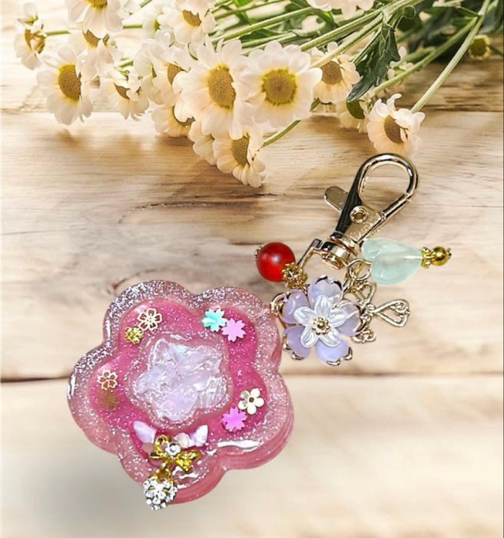 ピンクフラワー　キーホルダー　バッグチャーム　ローズクウォーツ　二液性レジン　花