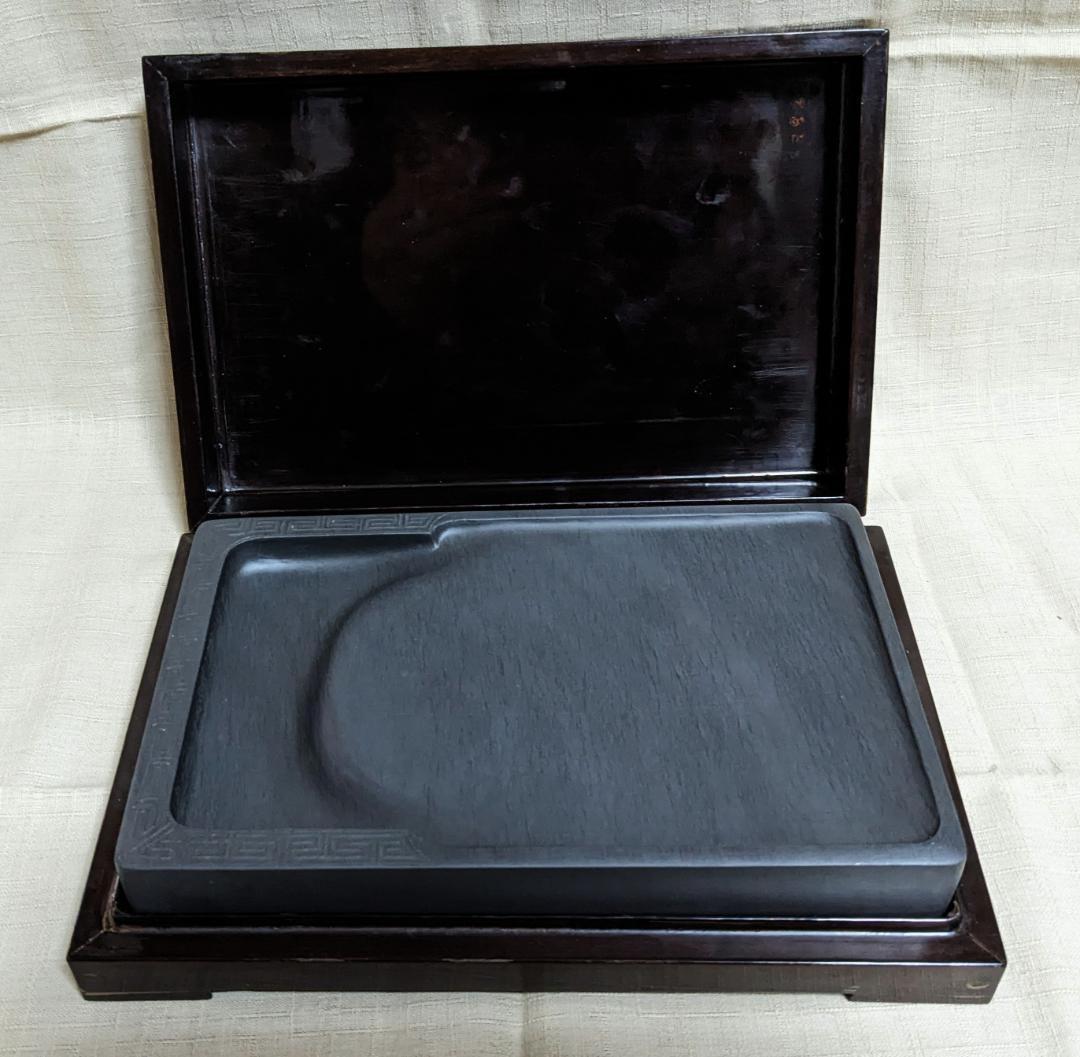 歙州硯 水波細羅紋 雷文彫刻 門字長方硯 約8吋 唐木箱付き1470g