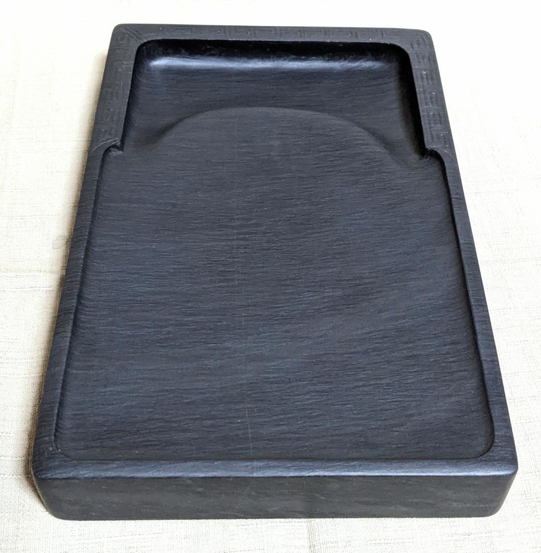 歙州硯 水波細羅紋 雷文彫刻 門字長方硯 約8吋 唐木箱付き1470g