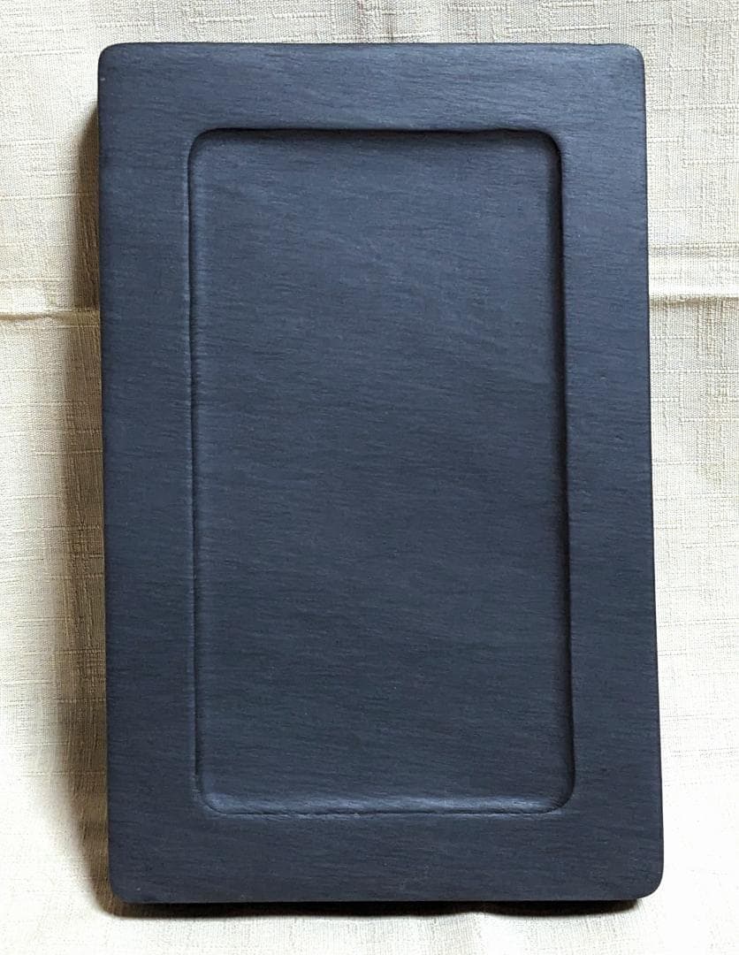 歙州硯 水波細羅紋 雷文彫刻 門字長方硯 約8吋 唐木箱付き1470g