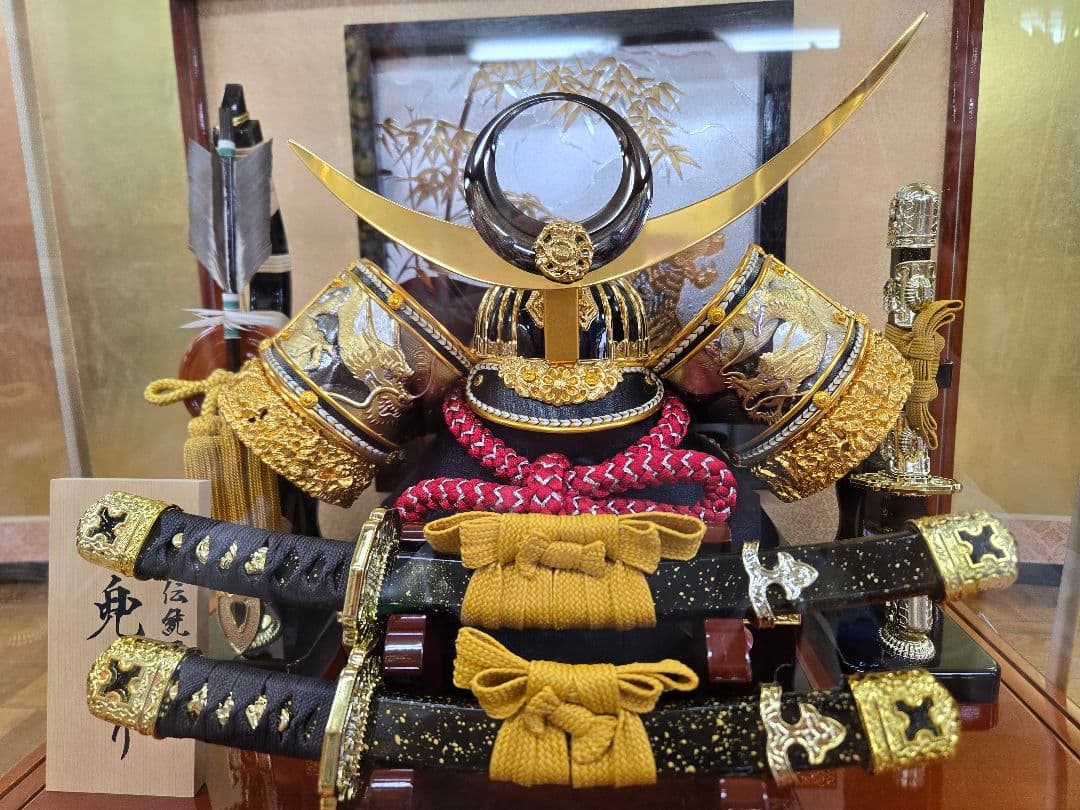 【展示品限り】五月人形　兜　上杉謙信　ケース飾り　※閉店セール　K6