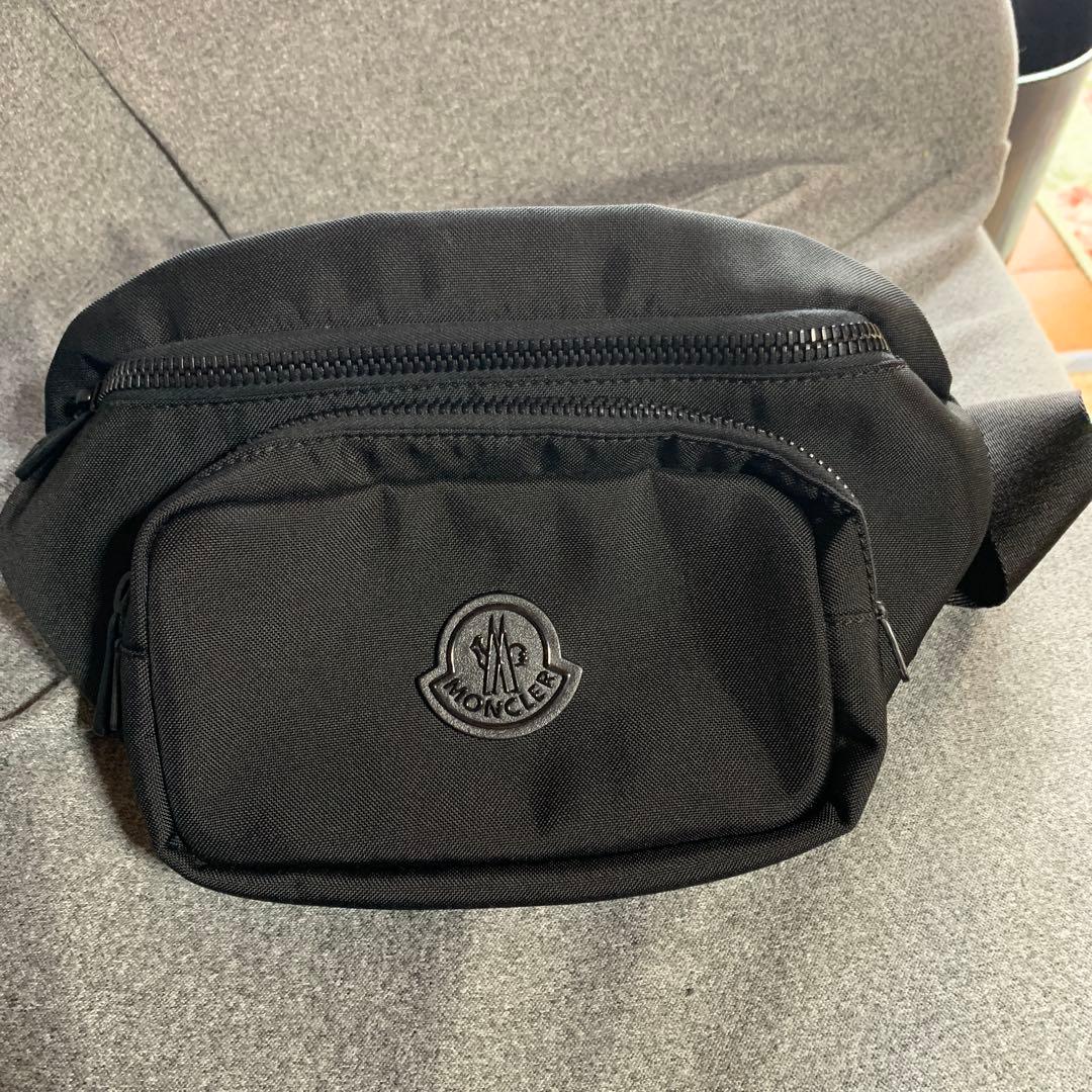 美品！モンクレール　Moncler ボディーバック
