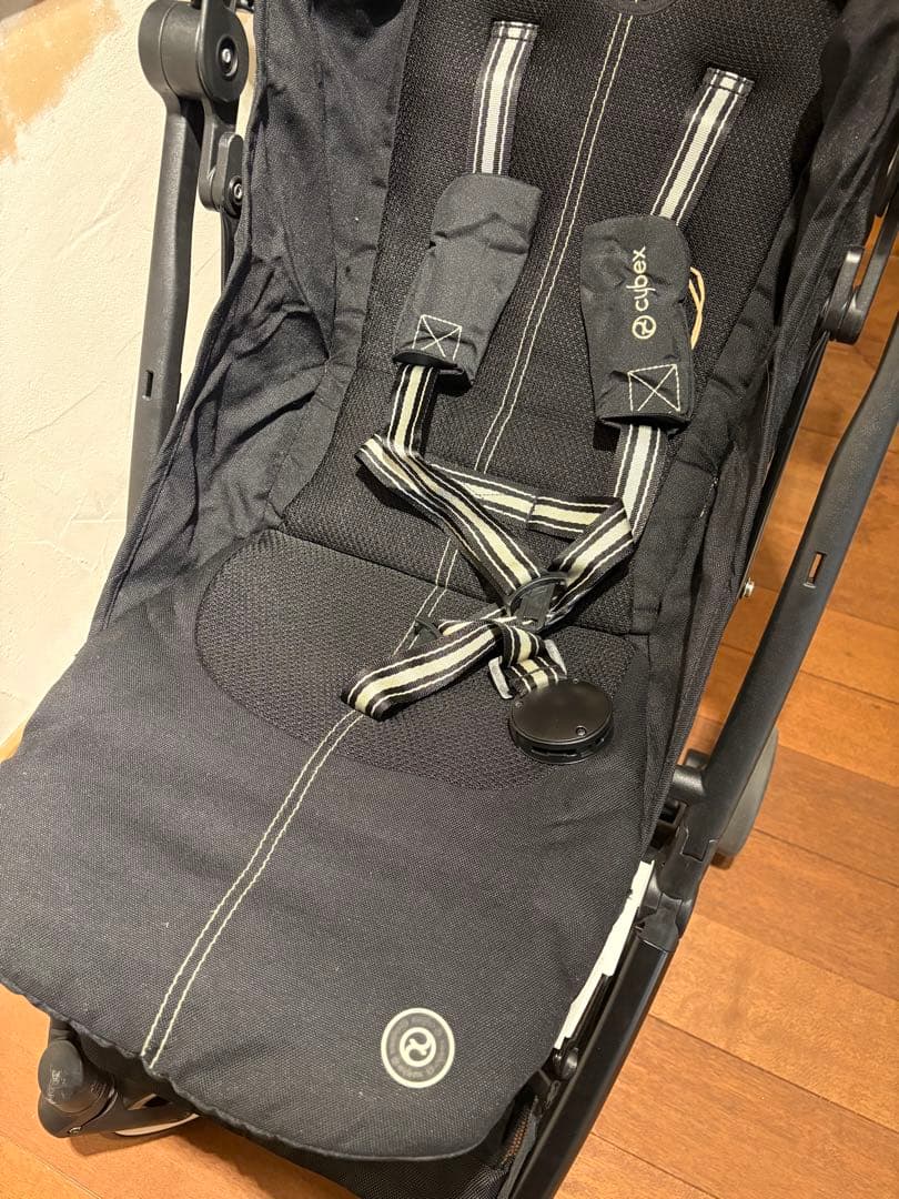 黒のベビーカー 5点式ハーネス付き